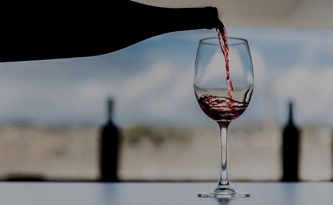 Catalaanse rode wijn wordt ingeschonken - volle wijn uit Priorat of Montsant"