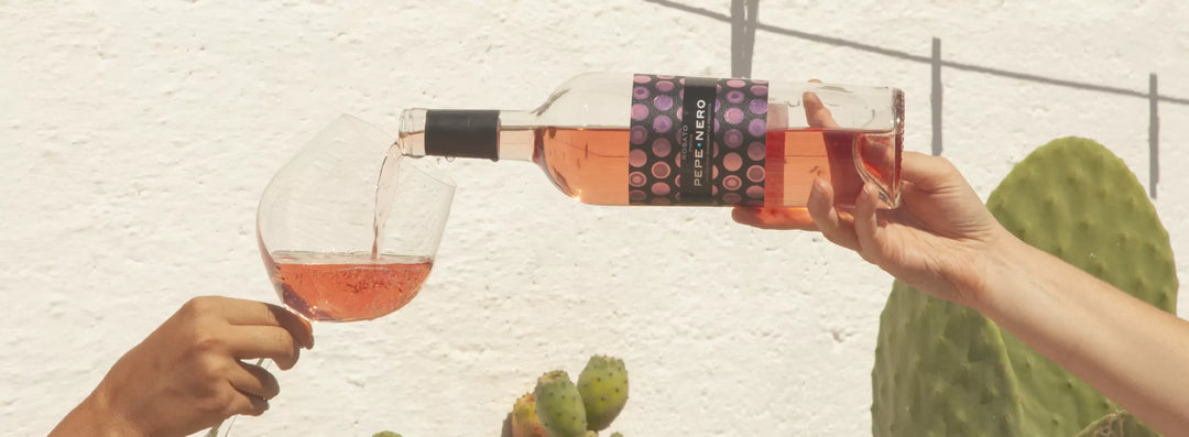 Pepe Nero rosé uit Puglia wordt ingeschonken - zomers wijnmoment vol frisheid"