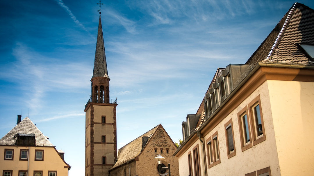 Typisch wijndorp in Rheinhessen met kerktoren - hart van de Duitse wijntraditie