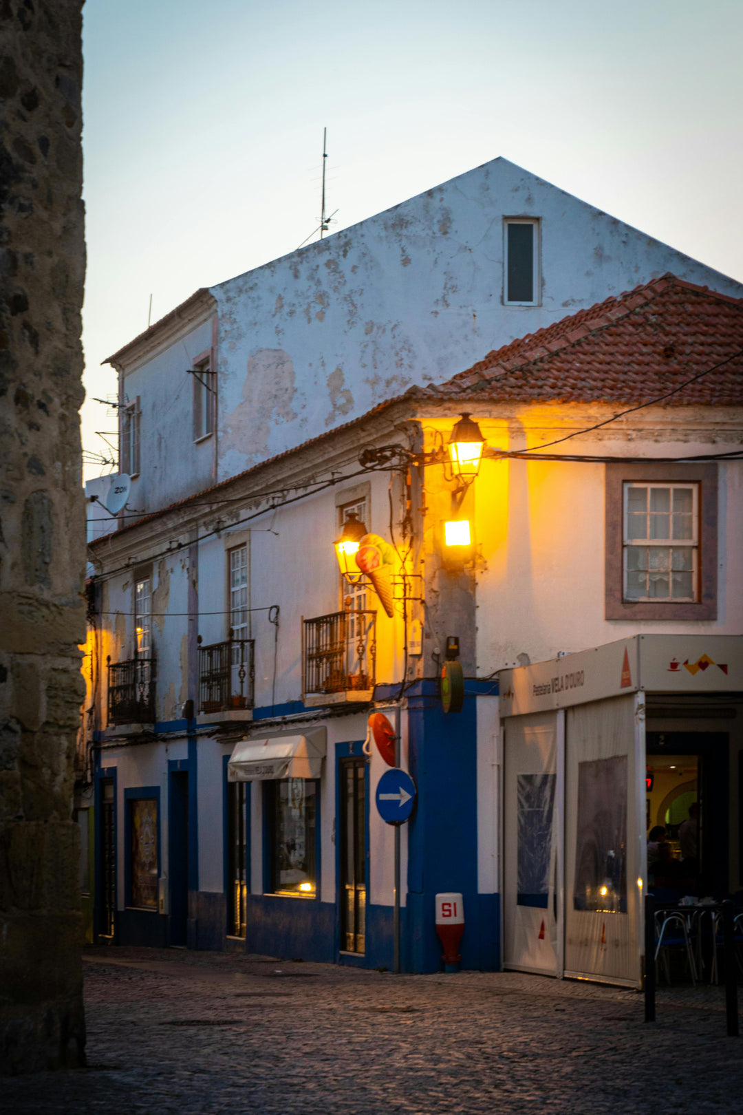 Typisch wit dorpje in Alentejo met smalle straat - erfgoed van de Portugese wijncultuur