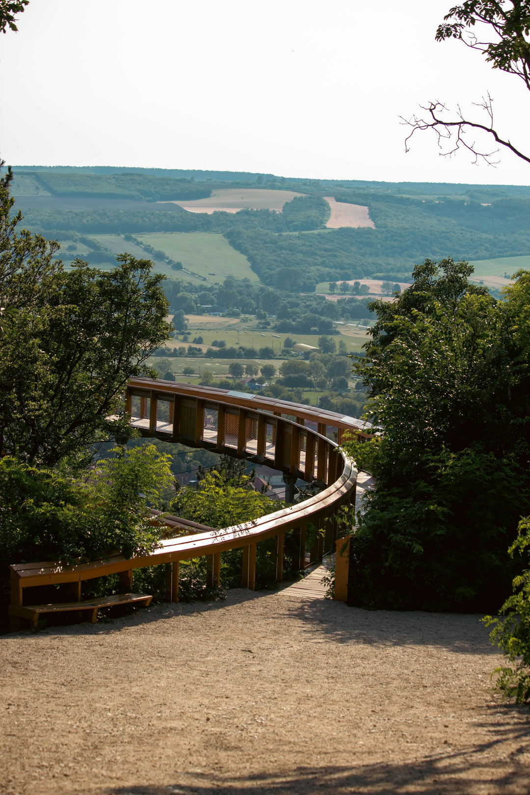 Panoramisch uitzicht over Pannonhalma - glooiend landschap en wijngaarden in de verte