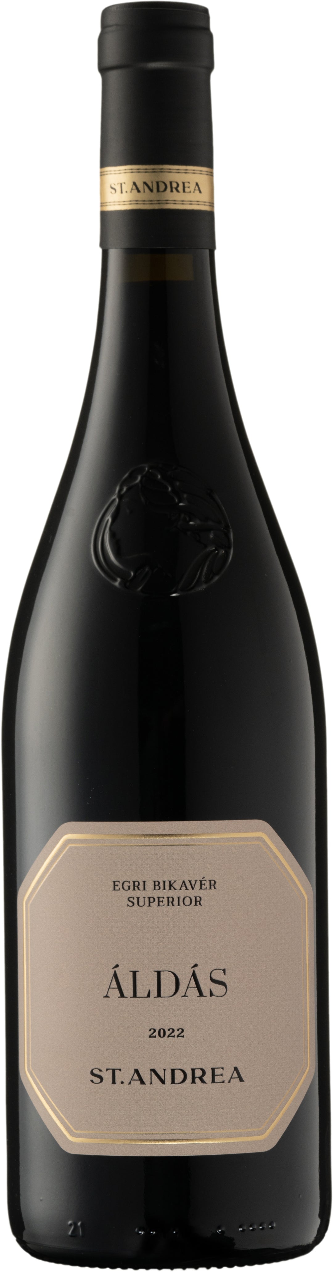 Rode wijn – blend van Kékfrankos, Kadarka, Pinot Noir, Cabernet Franc, Syrah, Cabernet Sauvignon en Merlot van St. Andrea uit Eger, Hongarije, fles