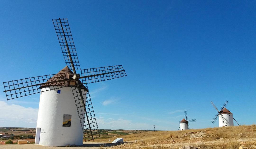 Typische windmolens van La Mancha - symbool van de Spaanse wijnregio en erfgoed