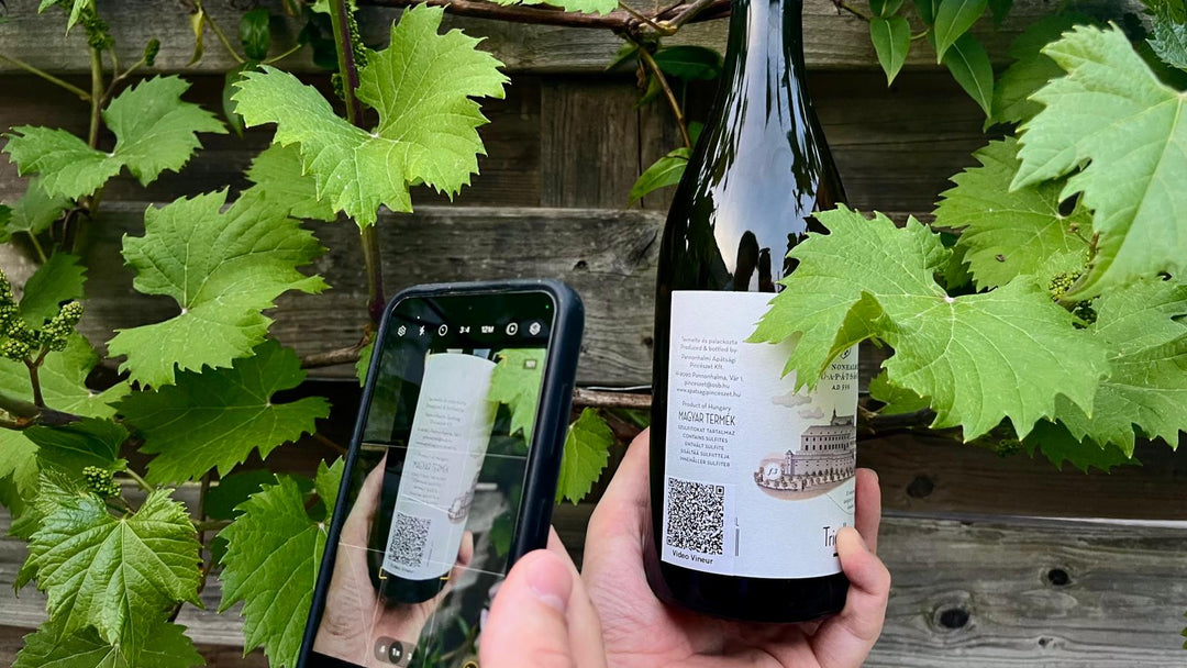 Smartphone scant wijnfles bij Vineur -ontdek de fles via QR-code en uitlegvideo